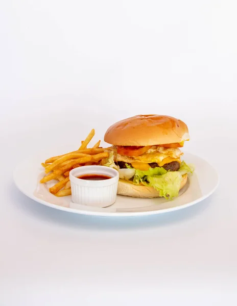 ハンバーガーにフライドポテトとキャップ — ストック写真