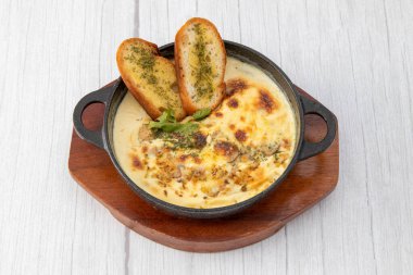 Sarımsaklı ekmekle mantar çorbası.