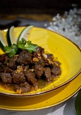 Sarımsaklı salçalı baharatlı biftek.