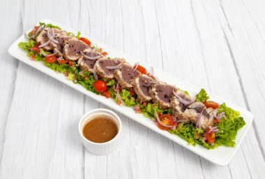 Tavada kurutulmuş ton balığı salatası ve vişneli domates.