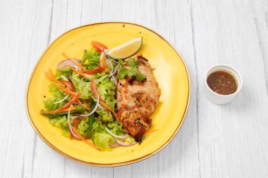 Kızarmış tavuk yeşili yeşil bahçe salatası.