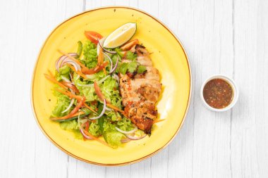 Kızarmış tavuk yeşili yeşil bahçe salatası.