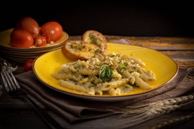 Sarımsaklı ekmekli deniz mahsullü makarna.