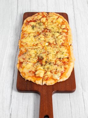 Pizza, pepperoni, Hawai peyniri, et severler. 