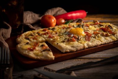 Pizza, pepperoni, Hawai peyniri, et severler. 