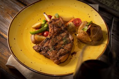 Domuz eti, pirzola, fileto biftek.