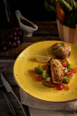 Macadamia kabuklu somon ve sebze.