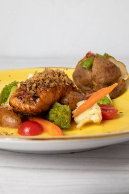 Macadamia kabuklu somon ve sebze.