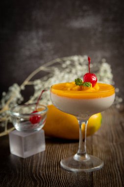 Meyveli tatlı, panna cotta