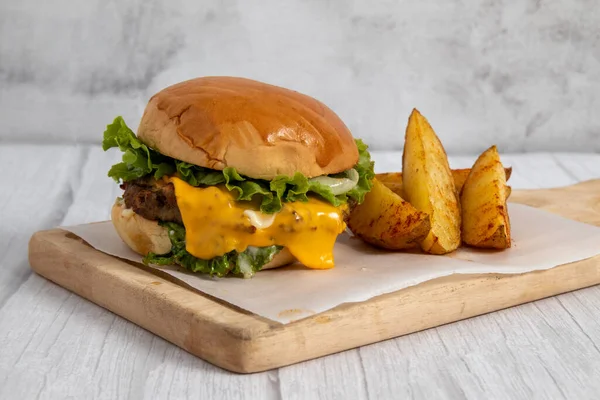 Hambúrguer Com Queijo Batata Cunha Tábua Madeira — Fotografia de Stock