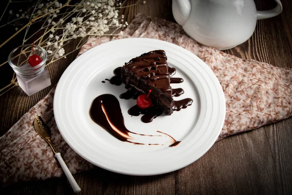 Schokoladenkuchen Auf Einem Teller — Stockfoto