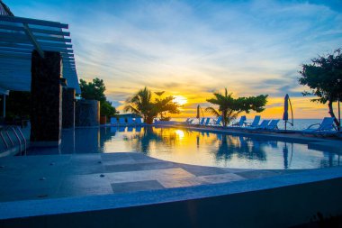 Yaz gökyüzünün altındaki kumsal manzarası