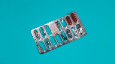 İki hapla su topladı. Tıp konsepti. Üst Manzara. Düz yatıyordu. Boşluğu kopyala.