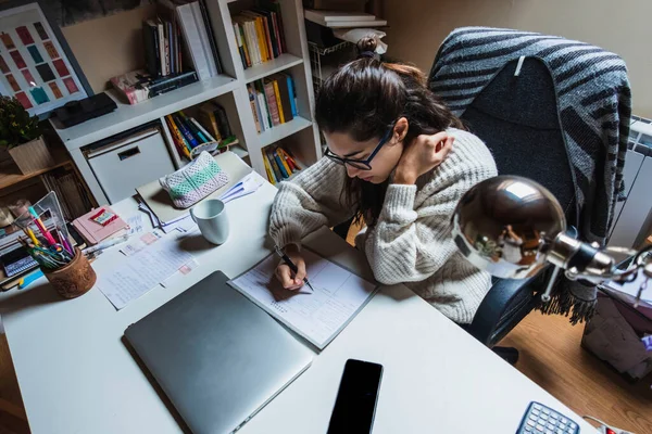 Mujer Escribiendo Planificador Semanal Oficina Casa Trabajo Casa Concepto — Foto de Stock