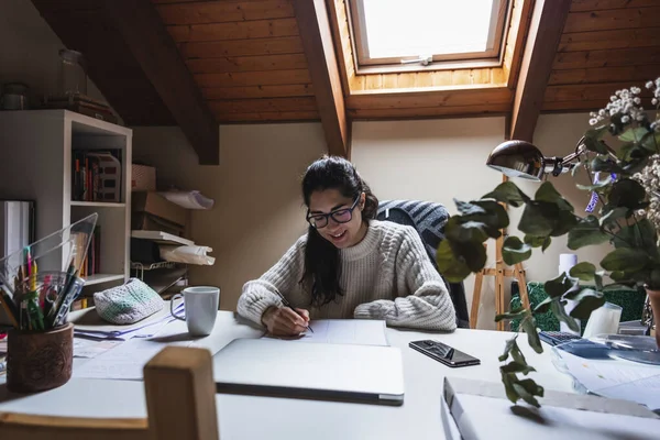 Porträtt Framgångsrik Kaukasisk Affärskvinna Som Sitter Sin Arbetsplats Sitt Hemkontor — Stockfoto