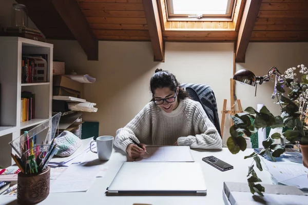 Porträtt Framgångsrik Kaukasisk Affärskvinna Som Sitter Sin Arbetsplats Sitt Hemkontor — Stockfoto