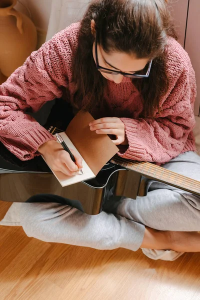 Mujer Joven Caucásica Escribiendo Cuaderno Mientras Compone Música Con Una —  Fotos de Stock