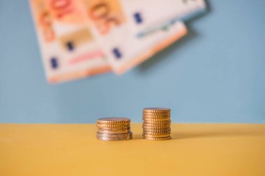 Mavi arka planda iki deste para ve banknotlar.