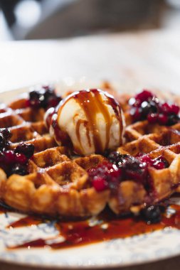 Meyveli waffle, karamel ve vanilyalı dondurma. Kahvaltı konsepti.