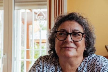 59 yaşında gülümseyen bir kadının portresi. Kıdemli insanlar.