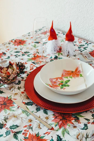 Decoración Mesa Navidad Con Mantel Floral Elementos Decorativos Copa Vino — Foto de Stock