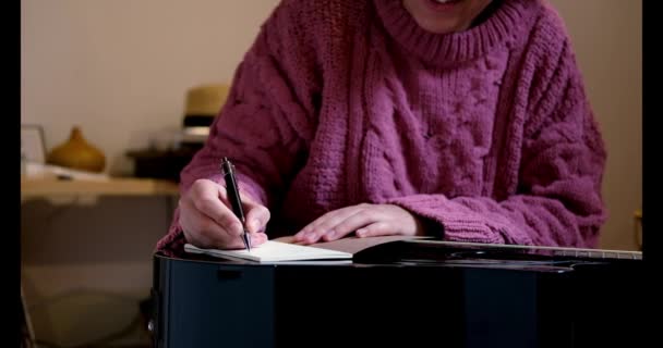 Vidéo Une Femme Écrivant Des Notes Dans Carnet Regardant Son — Video