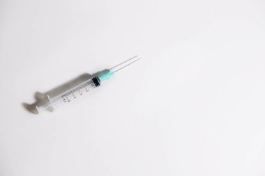 Beyaz arka planda kas içi iğnesi olan bir şırınga. Tıbbi konsept. Boşluğu kopyala