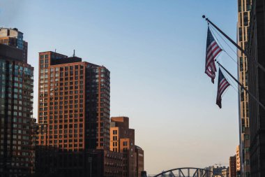 Manhattan 'da iki Amerikan bayrağı