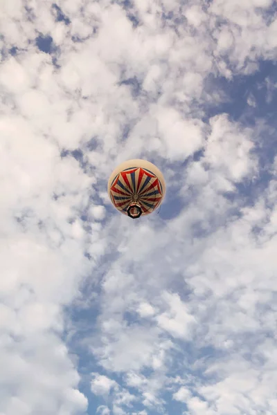 Mavi Gökyüzünde Uçan Sıcak Hava Balonu — Stok fotoğraf