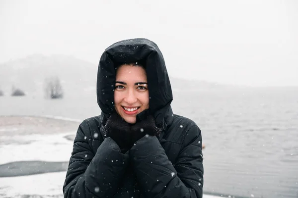 Portré Egy Fiatal Kaukázusi Öltözött Téli Ruhák Kesztyűk Miközben Havazik — Stock Fotó