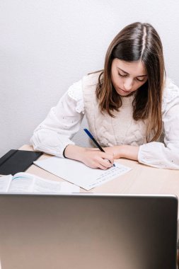 Evde notlar ve bilgisayarla çalışan genç bir kadın. Girişimci konsepti. Genç kadın..