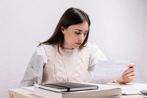 Mujer Joven Leyendo Notas Mientras Estudia Casa Concepto Estudio Mujer — Foto de Stock