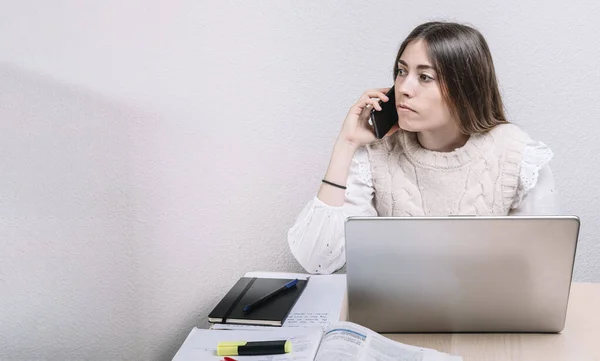 집에서 일하고 여자가 컴퓨터를 사용하고 전화로 이야기하고 있습니다 사업가의 컨셉이죠 — 스톡 사진