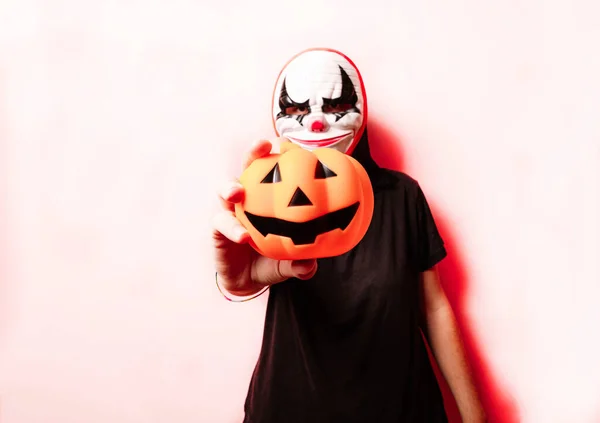 Mujer Una Máscara Halloween Sostiene Una Calabaza Halloween Mano Primer —  Fotos de Stock