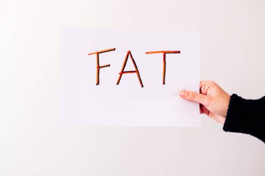 Elinde beyaz arka planda 