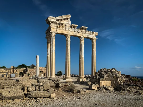 Türkiye 'nin Antalya tarafındaki görkemli Apollo tapınağının harabeleri ve sütunları mavi güneşli bir arka planda..