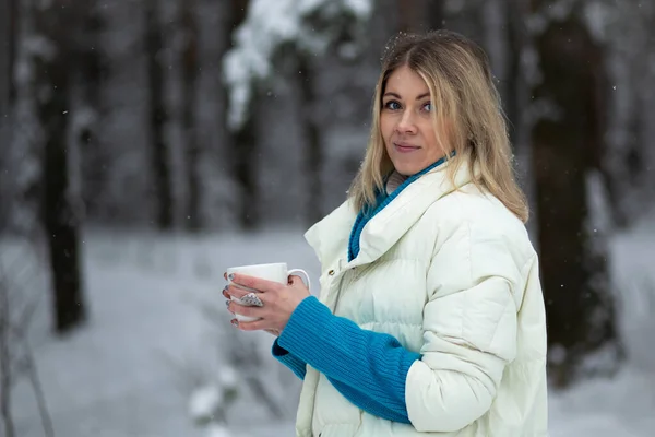 Joven Hembra Rubia Sosteniendo Sus Manos Una Copa Blanca Día — Foto de Stock