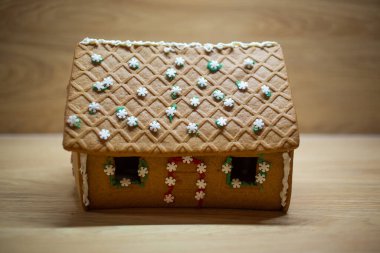 Ahşap arka planda Noel kurabiyesi evi. Yatay stok resmi.