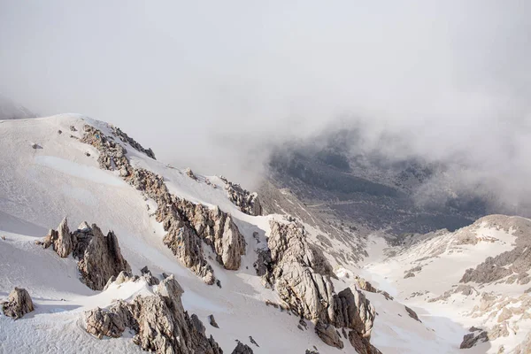 Снежные Вершины Гор Окружены Облаками Туманом — стоковое фото