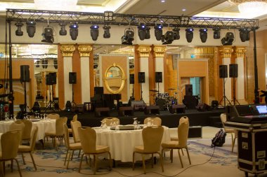 Sanatçı, grup, kutlama, sandalye, kulüp, konser, dekor, dekorasyon, akşam yemeği, dj, davul, eğlence, etkinlik, festival, eğlence, salon, otel, enstrüman, ışık, canlı müzik, müzik, müzik, müzisyen, parti, perküsyon, performans, piyano, p