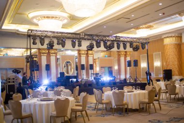 Sanatçı, grup, kutlama, sandalye, kulüp, konser, dekor, dekorasyon, akşam yemeği, dj, davul, eğlence, etkinlik, festival, eğlence, salon, otel, enstrüman, ışık, canlı müzik, müzik, müzik, müzisyen, parti, perküsyon, performans, piyano, p