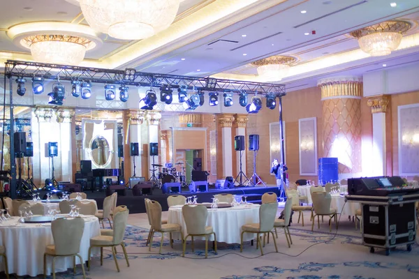 Sanatçı, grup, kutlama, sandalye, kulüp, konser, dekor, dekorasyon, akşam yemeği, dj, davul, eğlence, etkinlik, festival, eğlence, salon, otel, enstrüman, ışık, canlı müzik, müzik, müzik, müzisyen, parti, perküsyon, performans, piyano, p
