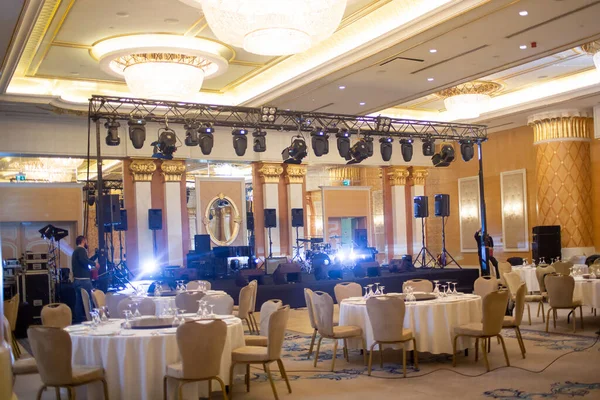 Sanatçı, grup, kutlama, sandalye, kulüp, konser, dekor, dekorasyon, akşam yemeği, dj, davul, eğlence, etkinlik, festival, eğlence, salon, otel, enstrüman, ışık, canlı müzik, müzik, müzik, müzisyen, parti, perküsyon, performans, piyano, p