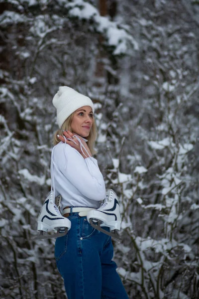 Jong Blond Mooi Vrouwtje Met Wit Schaatsen Haar Hand Winter — Stockfoto
