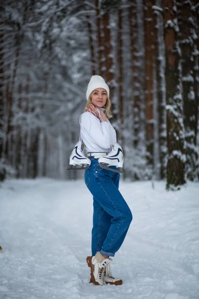 สาวผมบลอนด สาวสวยท สเก าแข ขาวในม อของเธอในป มะฤด หนาว — ภาพถ่ายสต็อก