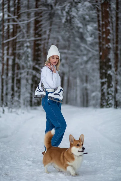 Young Blond Beautiful Female White Ice Skates Her Hand Winter — Stock Photo, Image