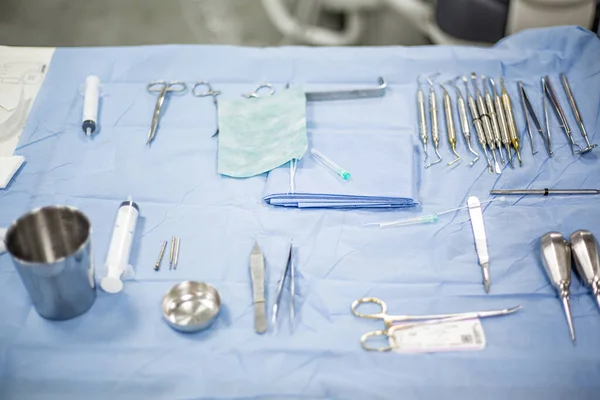 牙科手术期间配备牙科工具和设备的医疗托盘表 — 图库照片