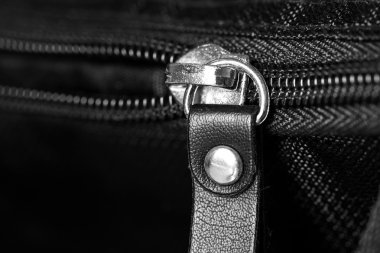 Siyah sentetik kumaş üzerine metal fermuar