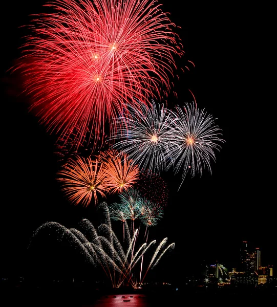 Fogos de artifício florescendo cor mista de noite celebração — Fotografia de Stock