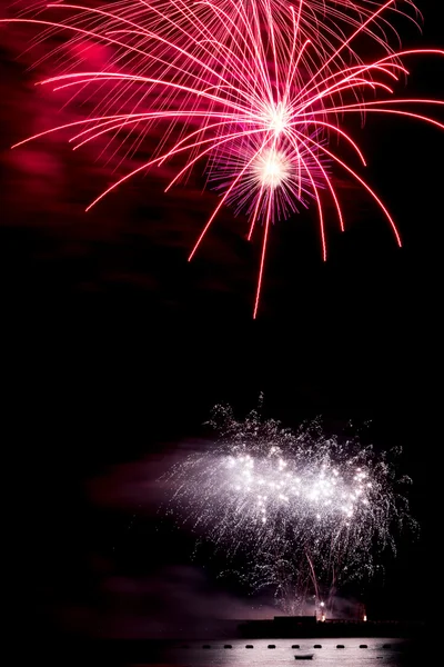 Vegyes színes éjszakai ünneplés virágzó tűzijáték — Stock Fotó